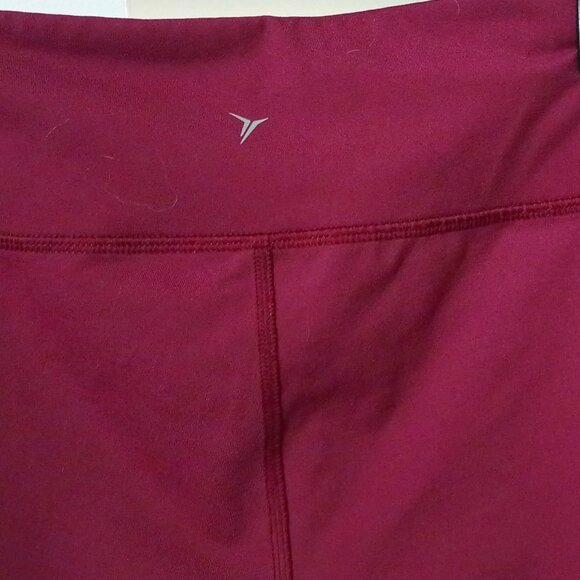 EUC ~ Old Navy Active Go-Dry Fitted Maroon Colored Leggings (Size: Medium) - Picture 4 of 5